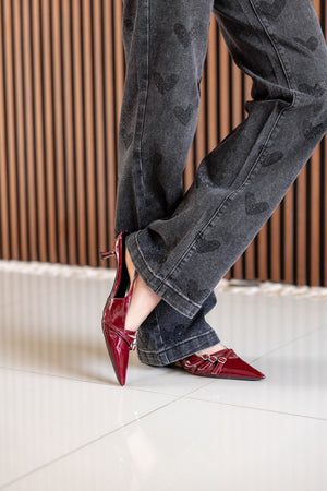 Pantalon recto negro con brillos de corazones detalle de pierna y textura