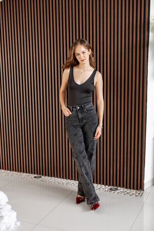 Pantalon recto negro con brillos de corazones vista frontal en cuerpo completo