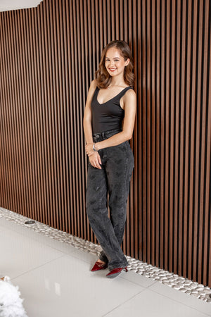 Pantalon recto negro con brillos de corazones outfit completo con modelo