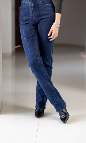 Pantalon recto azul con brillos detalle de pierna y lineas verticales