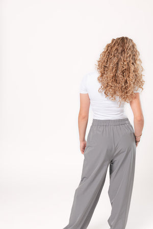 pantalon recto gris vista trasera con ajuste suelto y pretina elastica