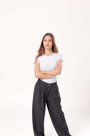 pantalon recto negro completo en modelo con caida relajada