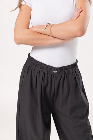 pantalon recto negro con pretina elastica detalle frontal de cintura