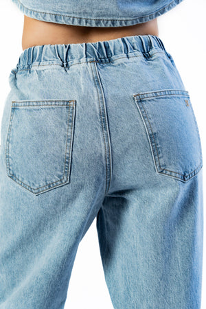 Pantalon recto azul claro detalle trasero de bolsillos y costuras