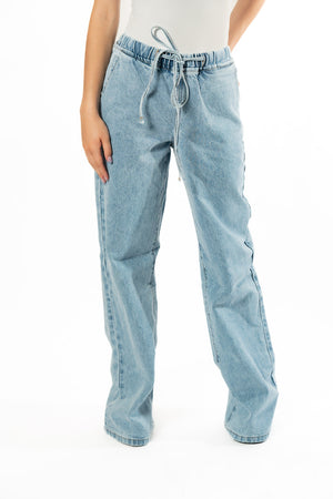 Pantalon recto azul claro detalle frontal con pretina elastica y cordon