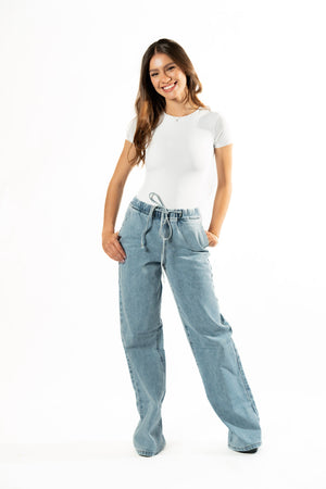 Pantalon recto azul claro vista frontal completa con ajuste relajado