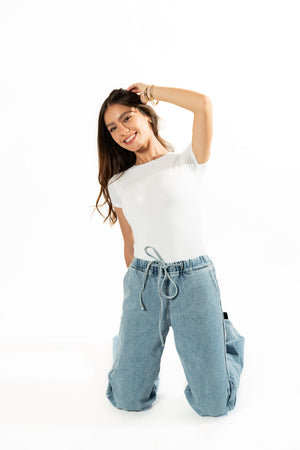 Pantalon recto azul claro modelo en pose casual con corte recto