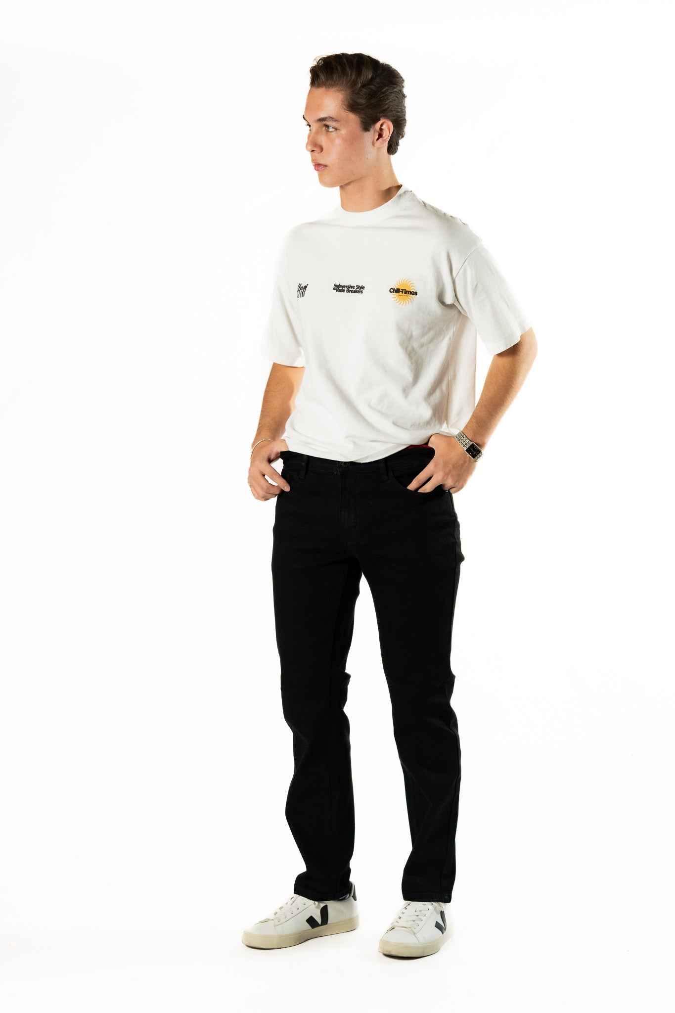 Pantalon recto negro para hombre combinado con camiseta blanca, vista frontal