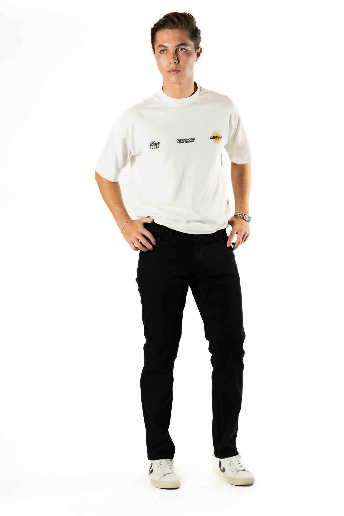 Outfit completo con pantalon recto negro de mezclilla y tenis blancos