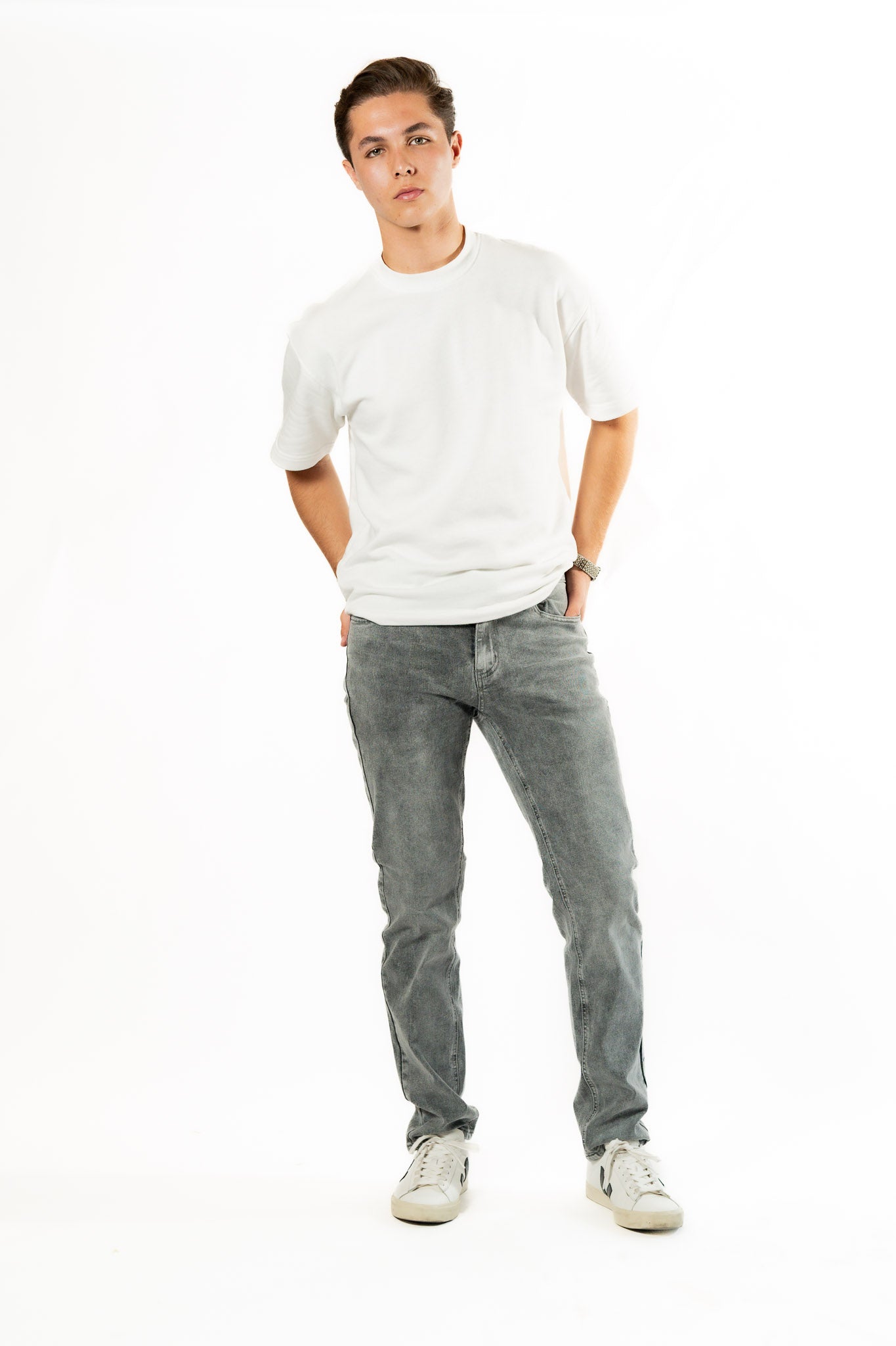 Pantalon recto gris hombre en look urbano moderno