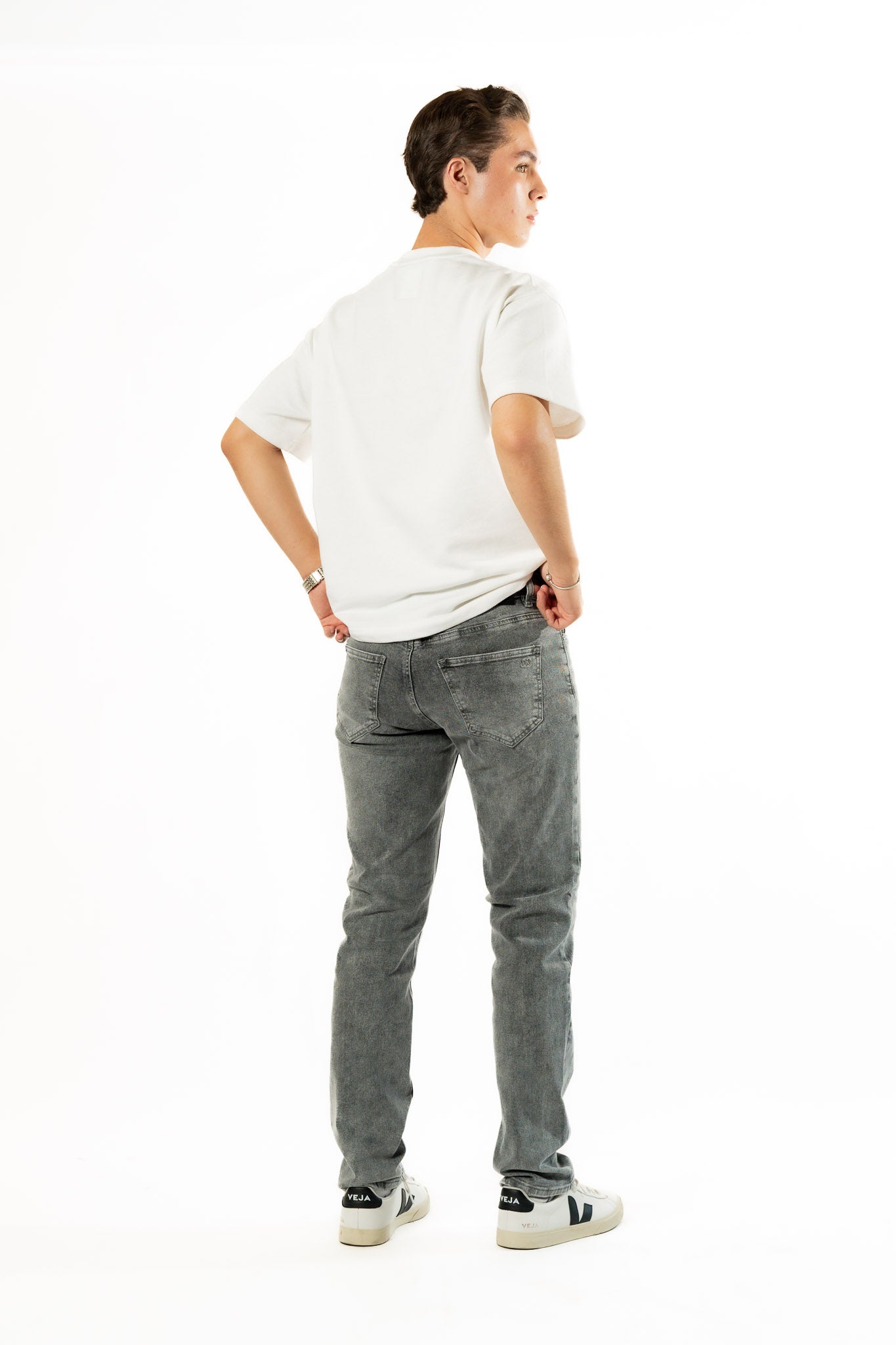 Vista trasera de pantalon recto gris con corte recto y ajuste cómodo