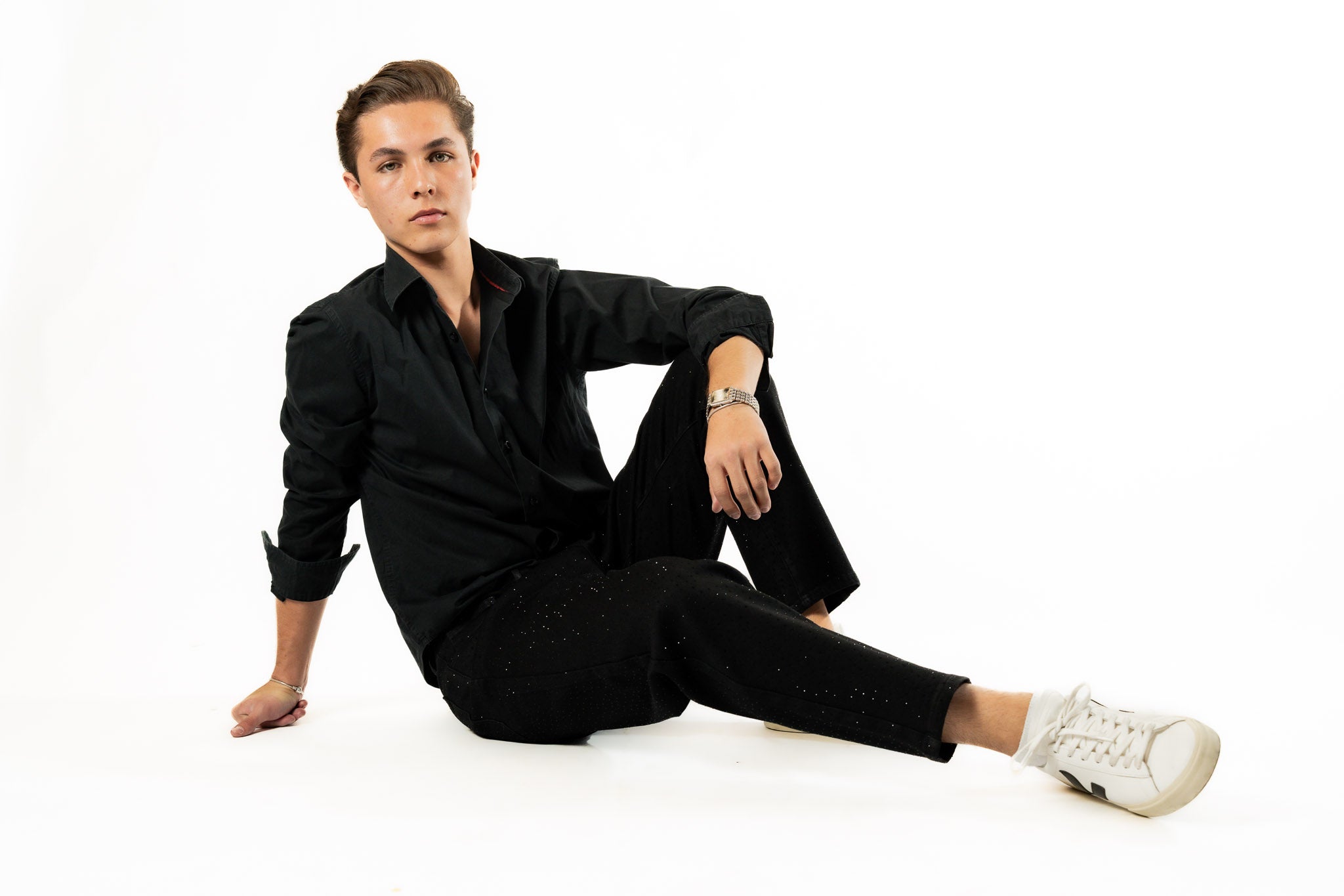 Outfit con pantalon recto negro con brillos y camisa negra, estilo moderno