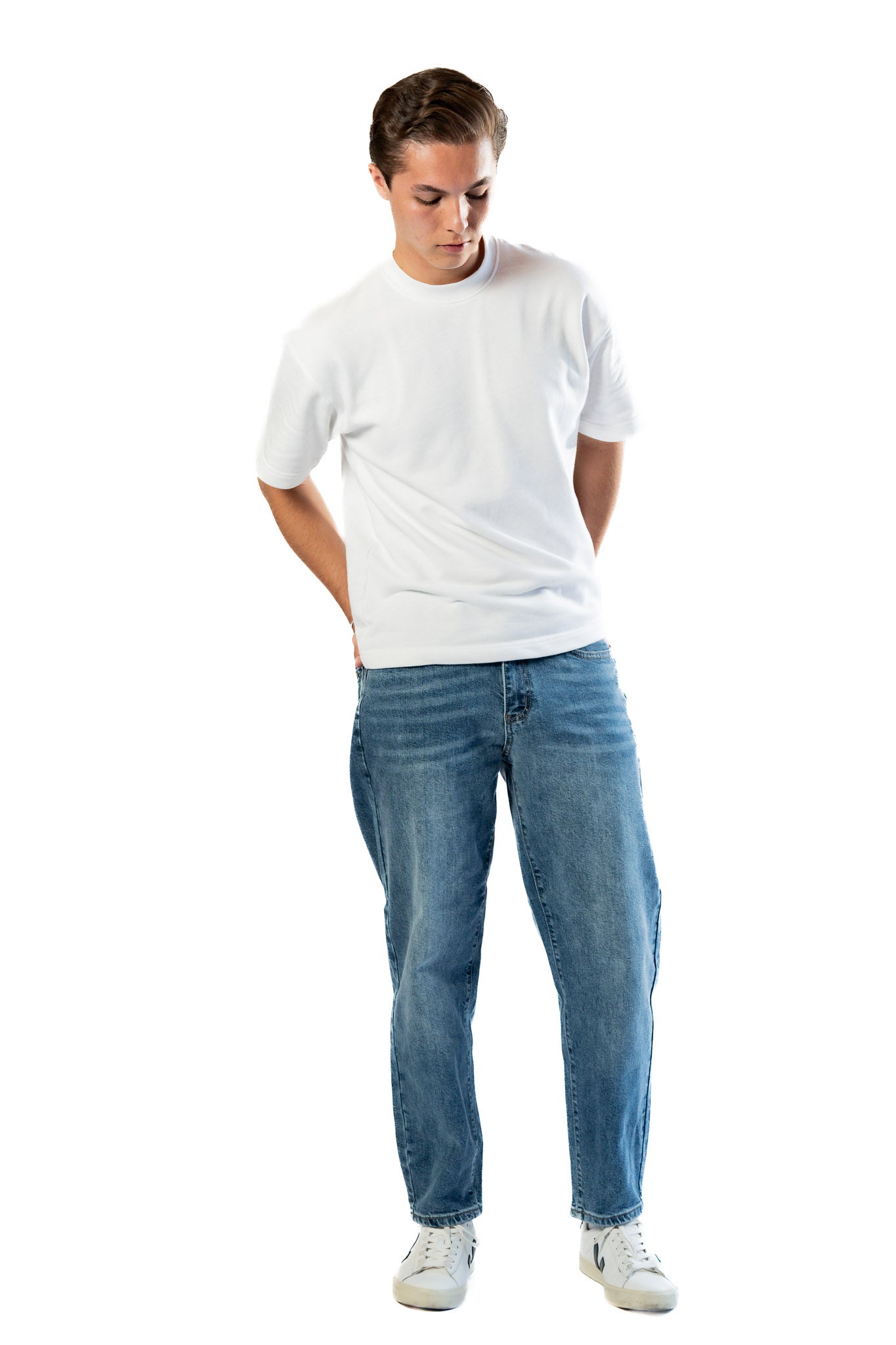 Outfit completo con pantalon recto de mezclilla azul para hombre y tenis blancos