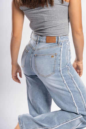 Pantalon recto de mezclilla azul claro con bolsillos traseros vista posterior