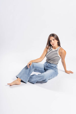 Pantalon recto de mezclilla azul claro con diseño clásico vista frontal