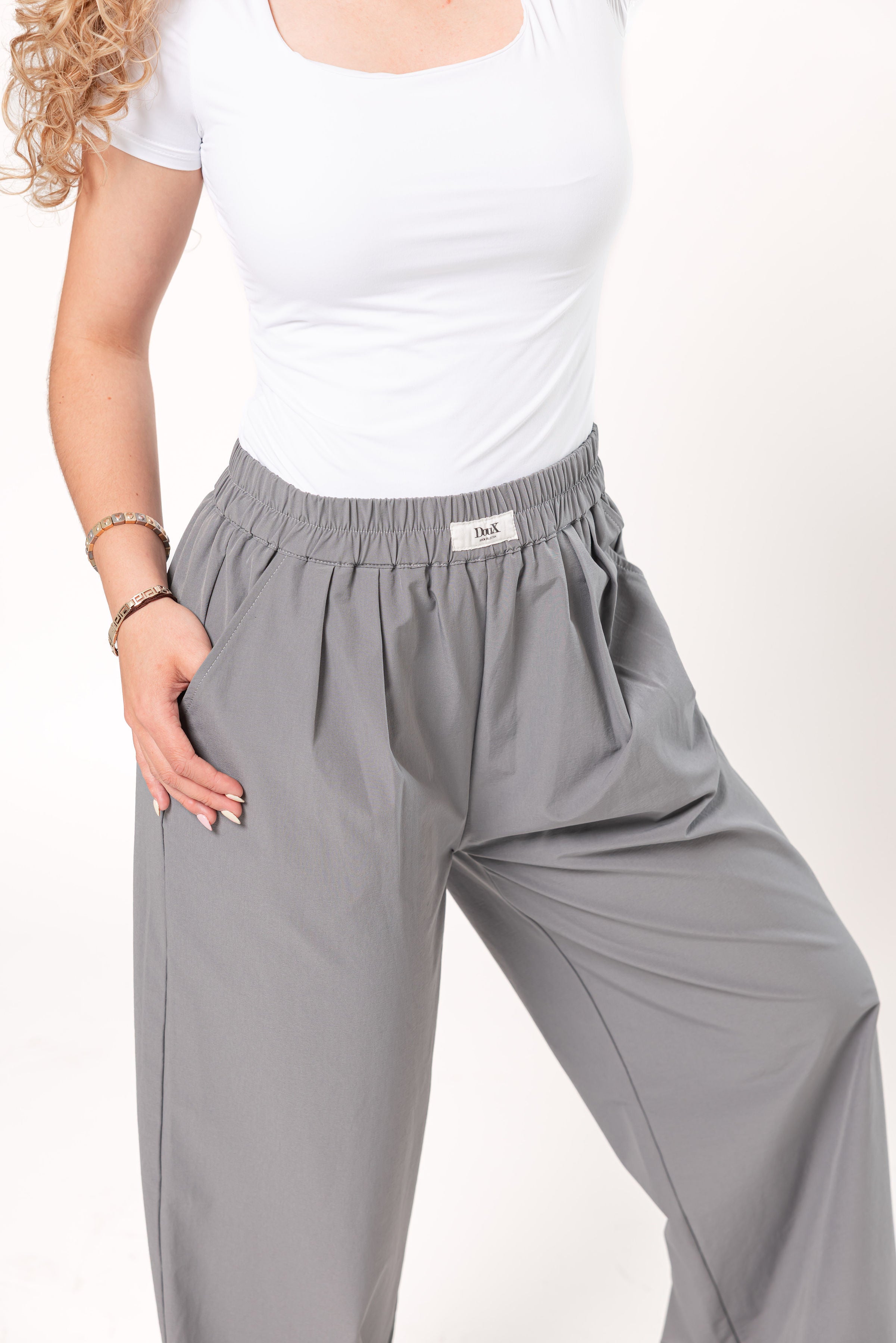 pantalon recto gris tipo pants mujer detalle de cintura elastica y bolsillos