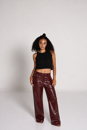 Pantalon straight burgundy efecto piel vista posterior para mujer.
