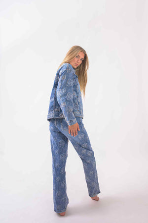 Pantalon straight azul para mujer con diseño floral y aplicaciones brillantes vista lateral