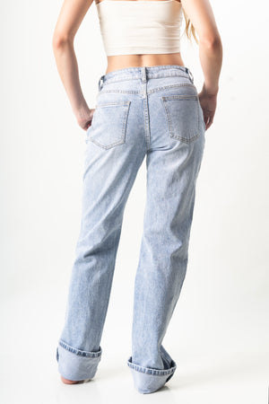 Vista trasera detalle de pantalon straight azul claro
