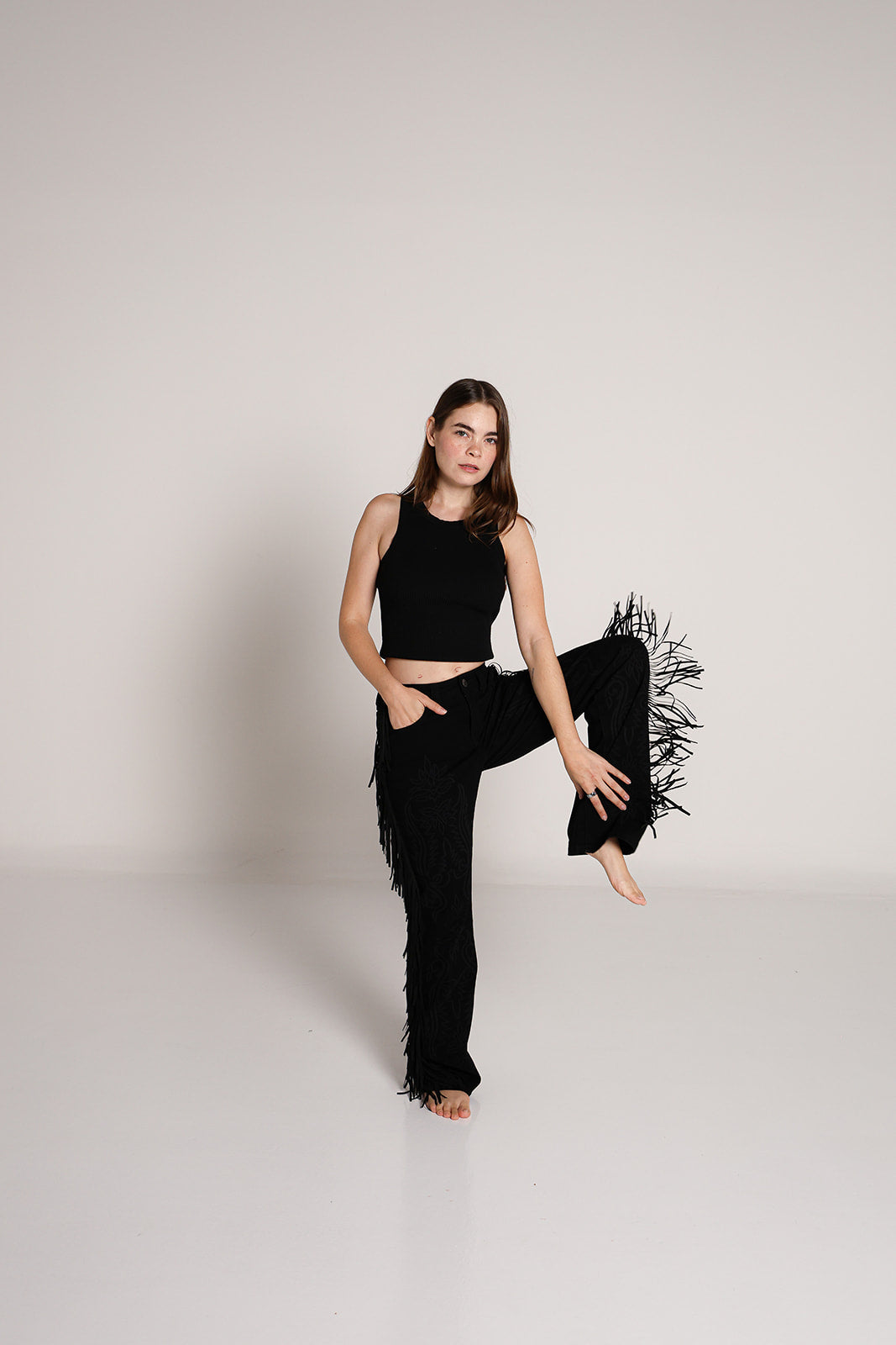 Pantalon straight negro para mujer con diseño vaquero frontal