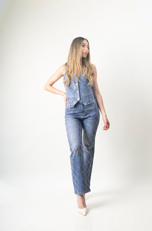 Detalle de pedrería rosegold en diseño de rombos sobre pantalon straight.