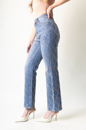 Pantalon straight blue con diseño de rombos y pedrería rosegold, vista trasera.