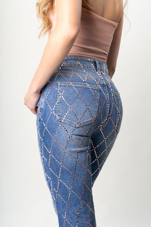 Detalle de bolsillo trasero y pedrería rosegold de pantalon straight blue.