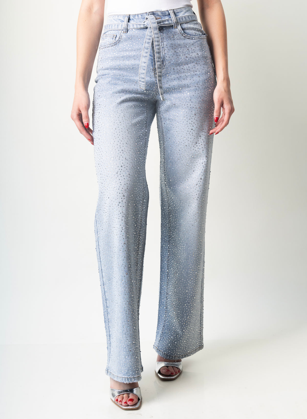 Pantalon wide leg azul claro con brillos y cinturón de mezclilla Doux Denim.