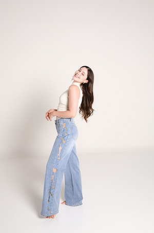 Vista lateral de pantalon wide leg azul claro con panel de malla decorativo Doux Denim.