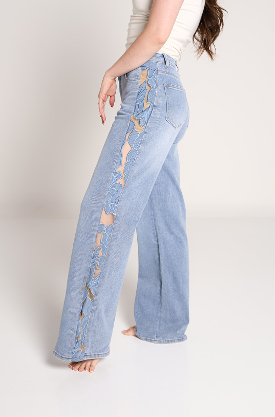Detalle del panel lateral de malla en pantalon wide leg azul claro para mujer Doux Denim.