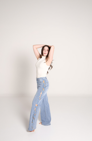 Pantalon wide leg azul claro de tiro alto con panel lateral de malla vista completa Doux Denim.