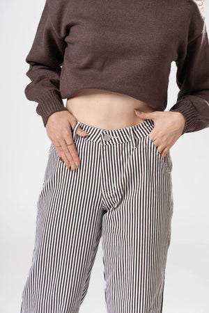 Detalle frontal de pantalon wide leg brown con rayas verticales y tiro alto