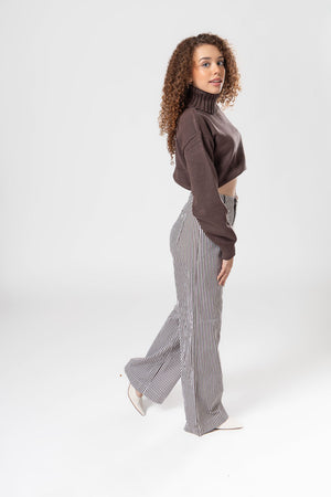 Vista lateral de pantalon wide leg brown con rayas verticales y pierna amplia