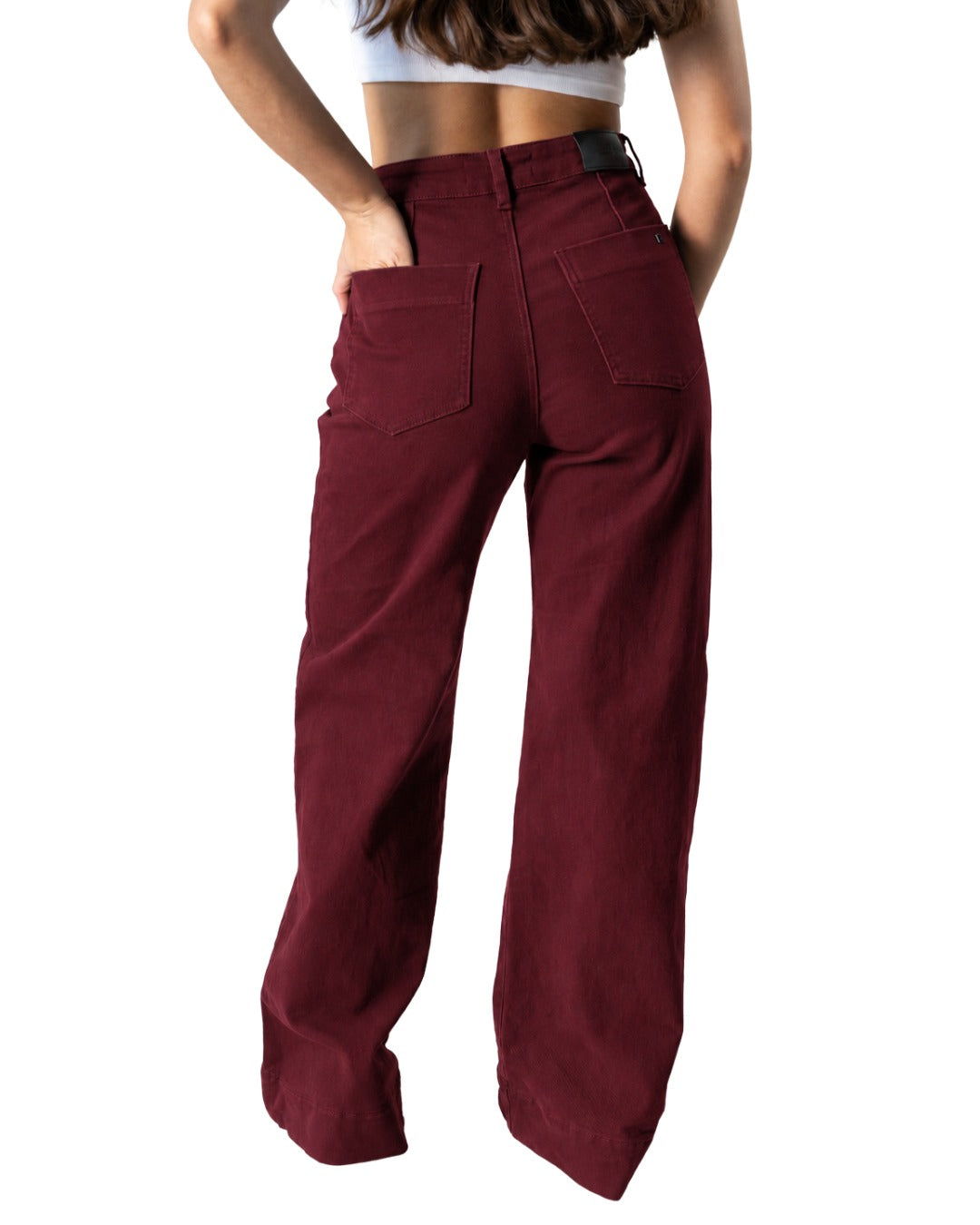 Pantalon wide leg burgundy de tiro alto, vista trasera.