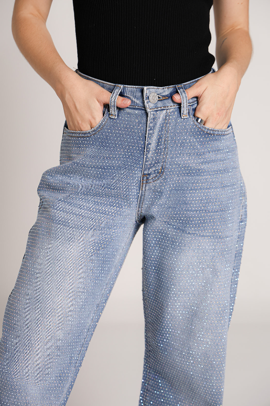Detalle frontal del pantalon wide leg azul con aplicación de brillos en toda la prenda.