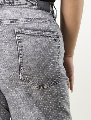 Pantalon wide leg curvy gris con aplicación de pedrería brillante, vista posterior.