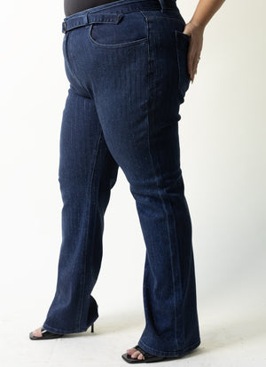 Pantalon wide leg curvy azul oscuro con detalles brillantes y pierna amplia, vista lateral posterior.
