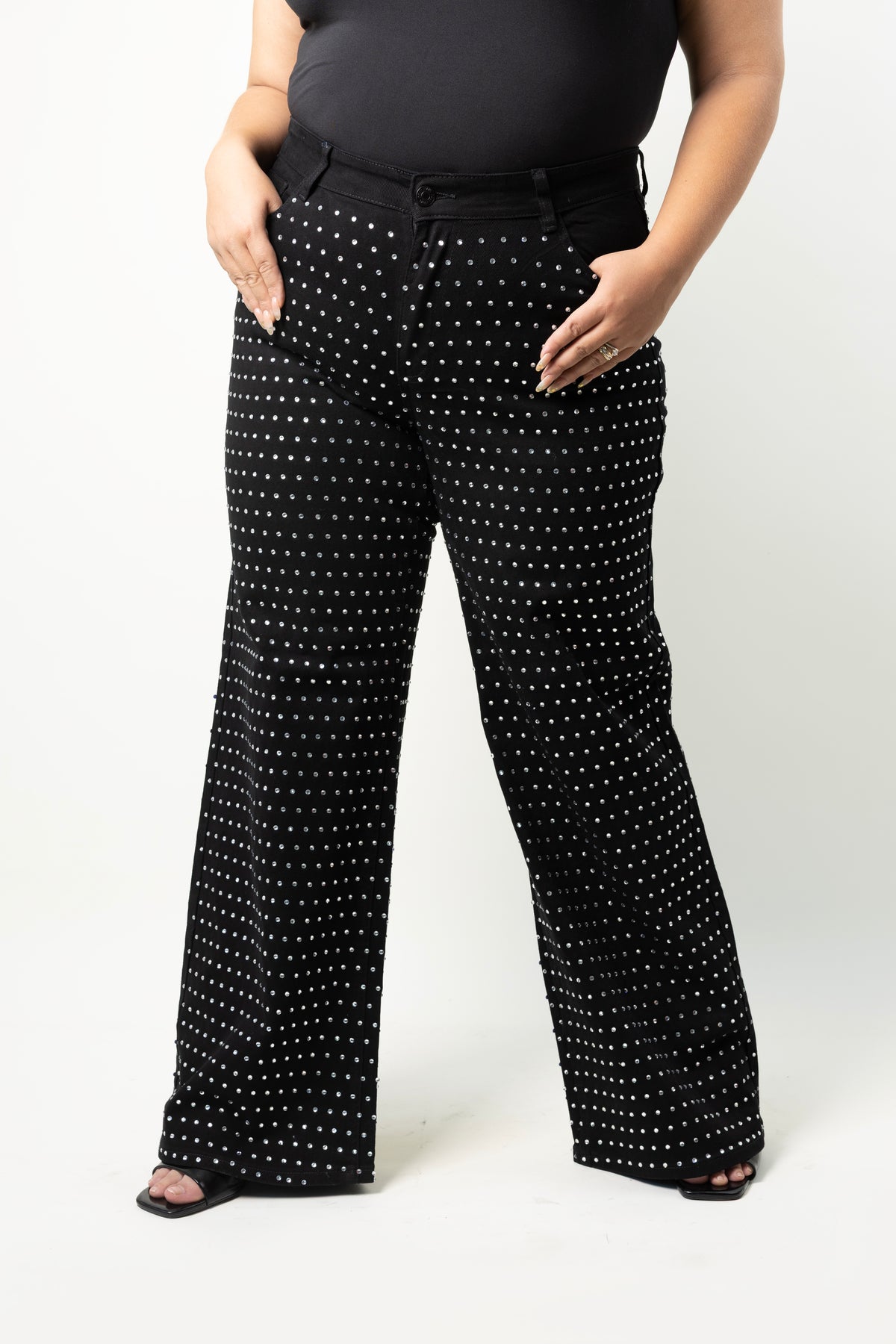 Pantalon wide leg curvy negro con brillos para mujer Doux Denim vista frontal.