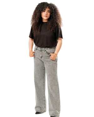 Pantalon wide leg gris con brillos vista completa en modelo