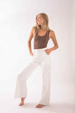 Pantalon wide leg blanco de tiro alto con diseño moderno y relajado