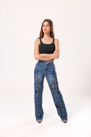 Pantalon wide leg azul para mujer con flores bordadas y aberturas decorativas vista frontal completa