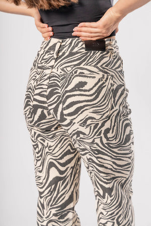 Detalle trasero de pantalon wide leg zebra con silueta amplia y estampado tipo animal print