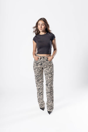 Pantalon wide leg zebra para mujer con estampado animal print y silueta amplia vista frontal