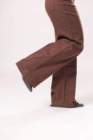 Detalle inferior de pantalon wide leg café con pierna amplia