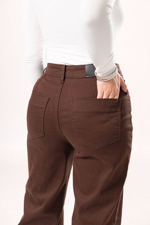 Vista trasera de pantalon wide leg café para mujer con bolsas posteriores