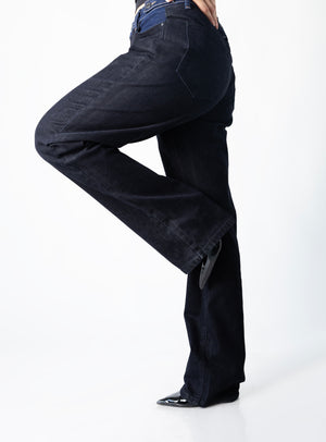 pantalon wide leg vista lateral con pierna amplia en movimiento