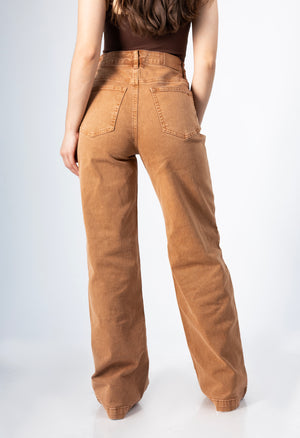 pantalon wide leg camel mujer vista trasera con bolsillos
