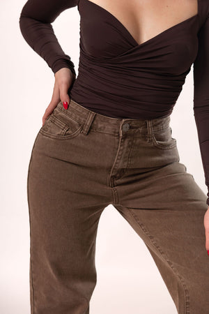 Detalle frontal de pantalon wide leg olive para mujer con acabado denim