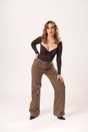 Pantalon wide leg olive para mujer con corte amplio vista frontal completa