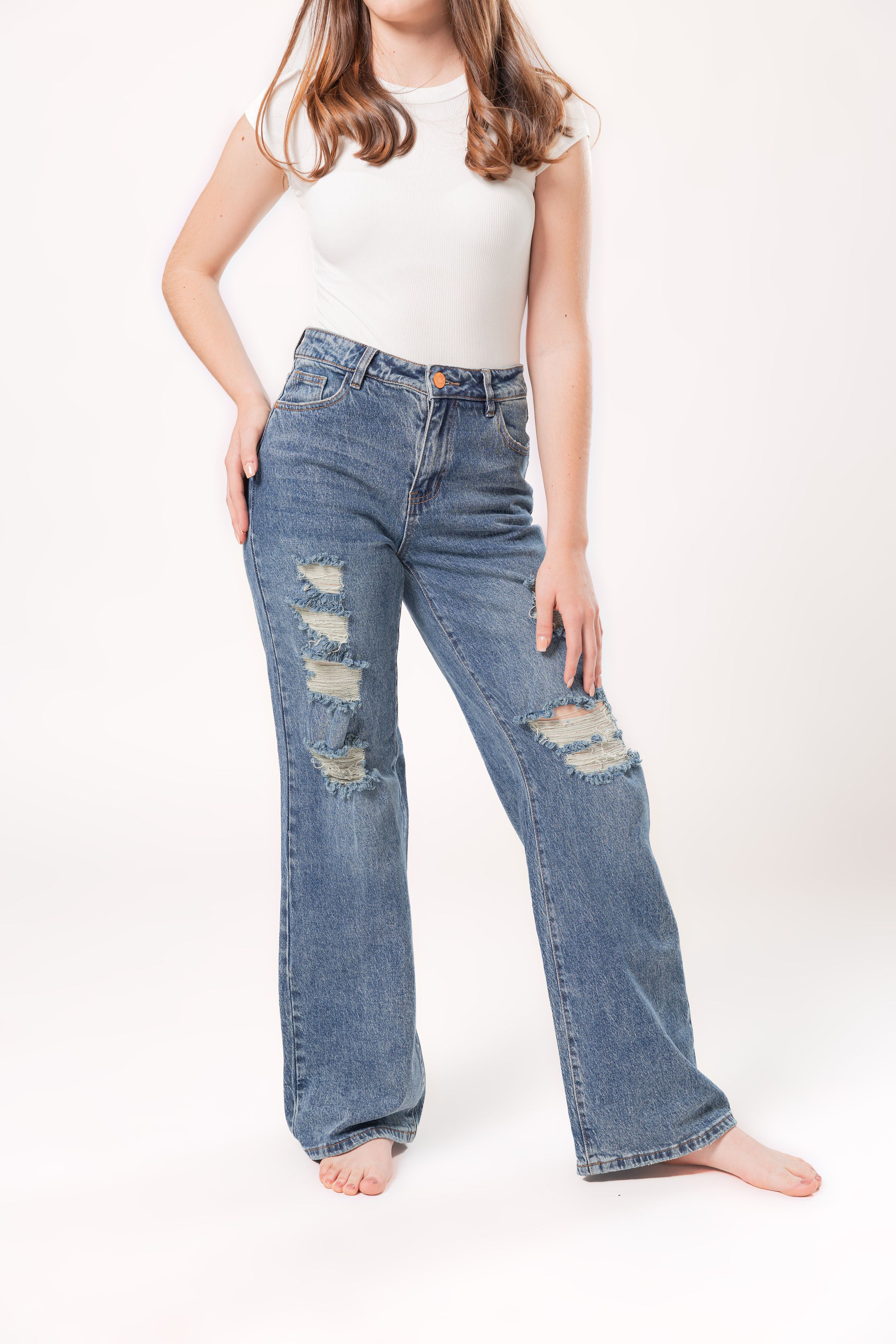 Pantalon wide leg de mezclilla azul con roturas frontales y corte amplio vista frontal